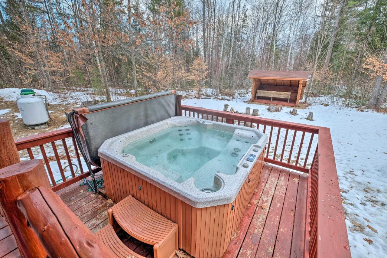 Secluded Johnsburg Retreat With Hot Tub And Fire Pit Villa Eksteriør billede